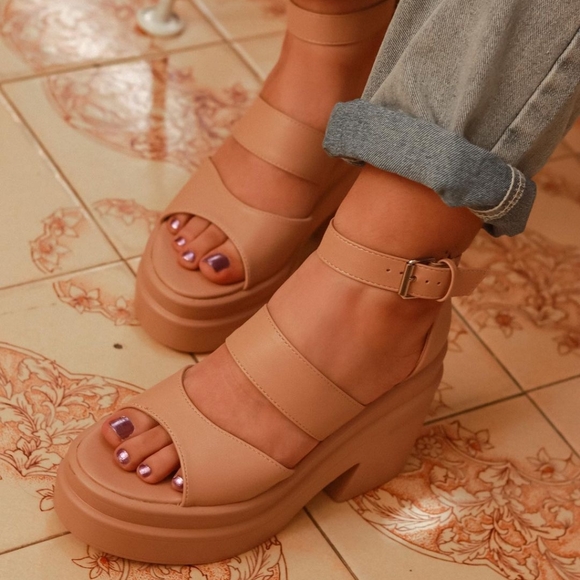 𝙇𝙖𝙨𝙩 7, 9 & 10🖤Summer Loving- Chunky Platform NUDE - Picture 3 of 5